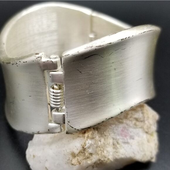 VINTAGE! Silver Tone Old Century Hinge Bracelet. B407 - Picture 3 of 3